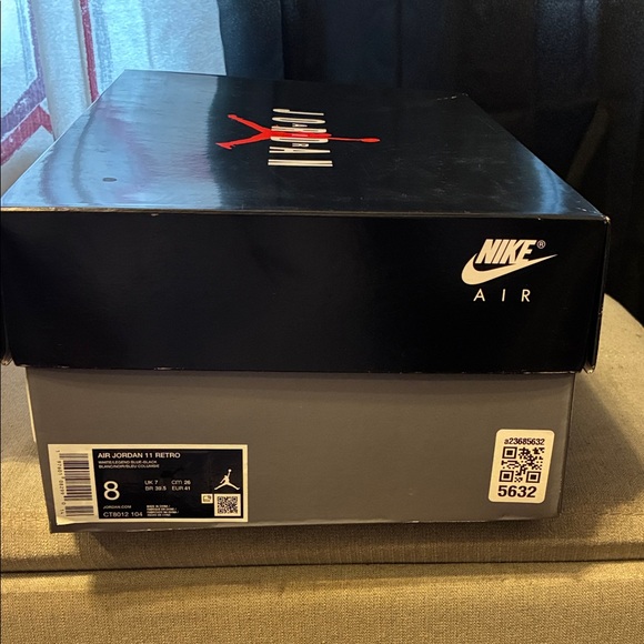 Jordan Athletic Shoes White and Blue - Picture 6 of 15